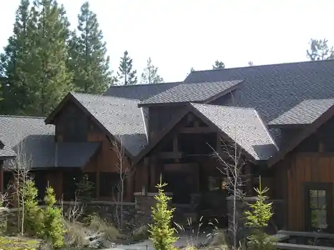 Mountain lodge, second view